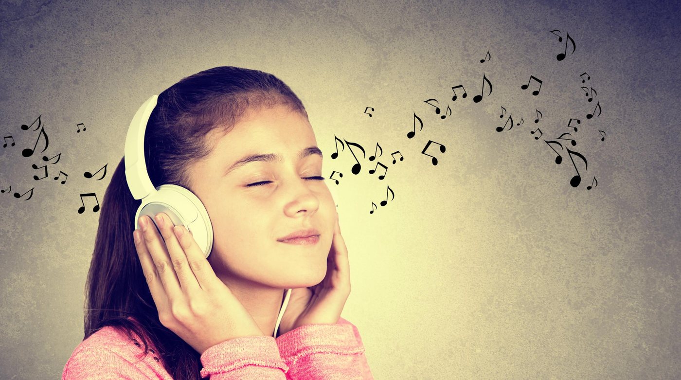 Menina ouvindo o episódio em áudio com fones de ouvido